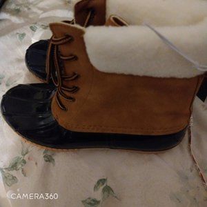 Ladies Brand new size 9 duck boots ships fast